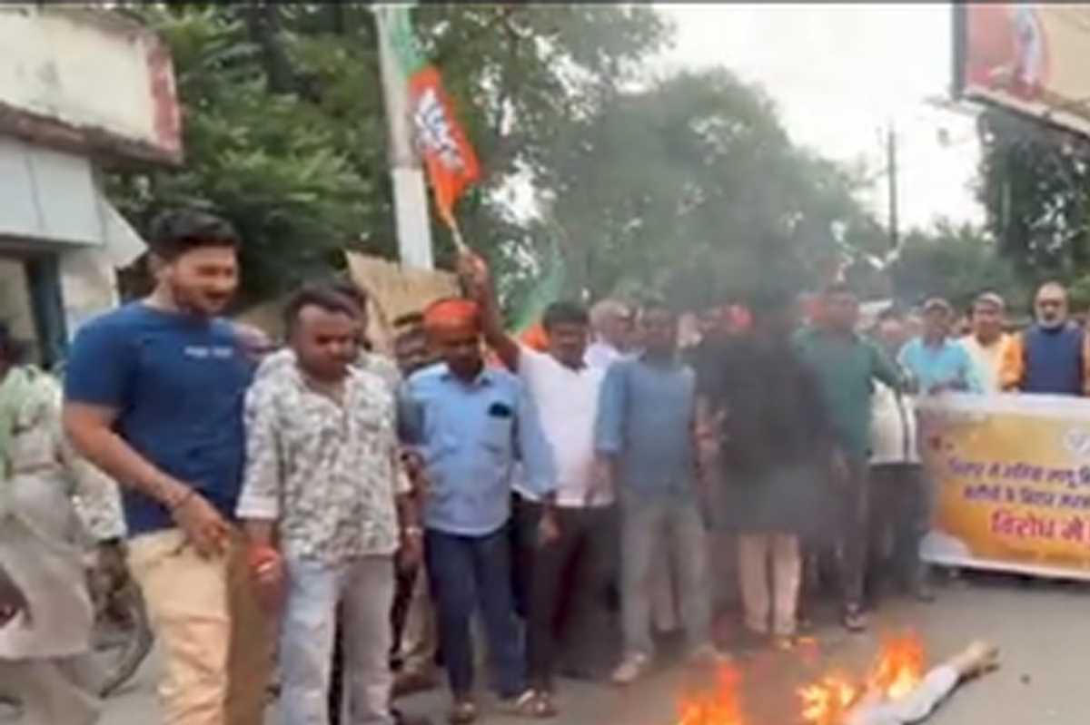 बिहार में छुट्टी कटौती के विरोध में भाजपा ने नीतीश कुमार का पुतला फूंका